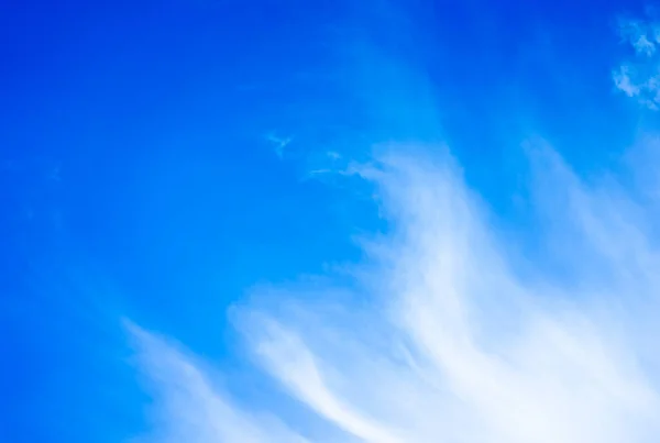 Białe Chmury Błękitnym Niebie Przestrzenią Baner Lub Tapetę Tła Koncepcja — Zdjęcie stockowe