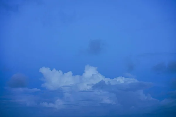 Fantastische Blaue Himmel Mit Wolken Kopieren Raum Für Banner Oder — Stockfoto