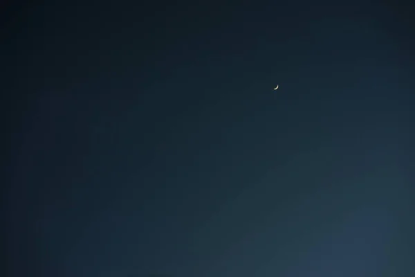 Półksiężyc Pustym Błękitnym Niebem Kopiuj Miejsce Baner Lub Tapetę Tła — Zdjęcie stockowe