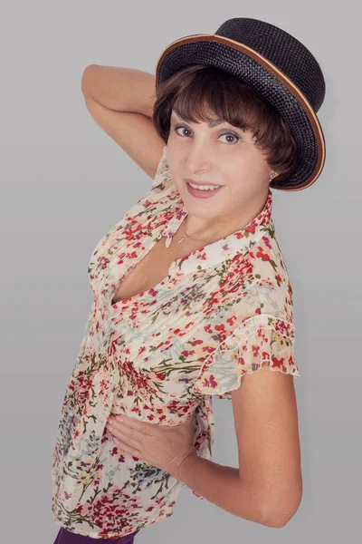 Retrato Bela Mulher Sênior Sorridente Com Cabelo Castanho Chapéu Isolado — Fotografia de Stock