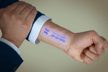 Yüksek teknoloji biyometrik kontrol. Bilgisayarla insan hayatının kontrolü. İnsanların hayatlarının elektronik kontrolünün dışında. Tonu ayarlanmış resim