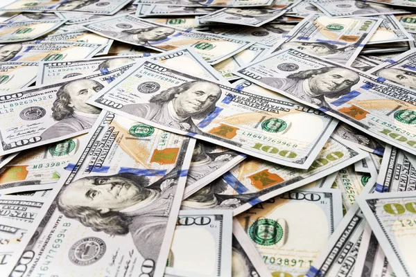 Pilha Dólares Está Mesa Depósitos Notas Cem Dólares Mesa Antecedentes — Fotografia de Stock