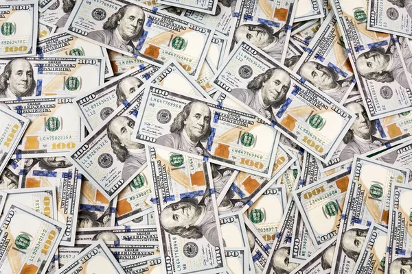 Una Pila Dólares Yace Sobre Mesa Cien Billetes Dólar Vierten — Foto de Stock