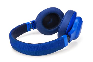 Bluetooth kulaklıklar beyaz arka planda izole edilmiş. Yan görünüm mavi kablosuz kulaklık