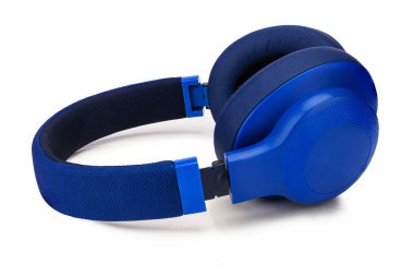 Bluetooth kulaklıklar beyaz arka planda izole edilmiş. Yan görünüm mavi kablosuz kulaklık