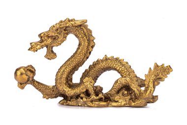Bronz heykel ejderhası inciyi beyaz arka planda izole halde tutuyor. Çinlilerin refahı, zenginliği, iyi şansı simgeliyor. Feng Shui. Yan görünüm