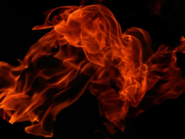 A textura de uma chama de fogo sobre um fundo preto — Fotografia de Stock