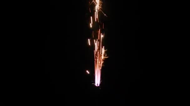 Sparklers bruciare fuochi d'artificio su uno sfondo nero — Video Stock