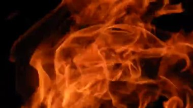 Bir siyah arka plan closeup alevler yanan ateşi