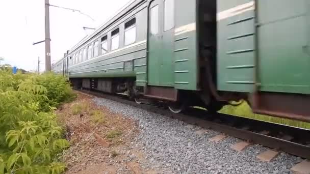 Passagem por comboio de passageiros — Vídeo de Stock