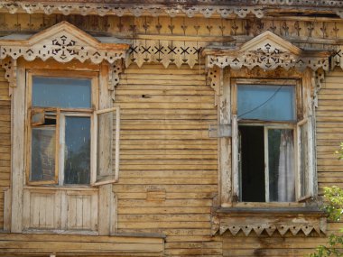 Oymalar ile eski ahşap pencere