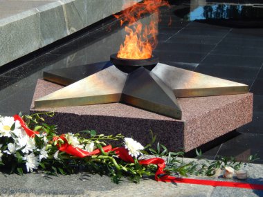 Çiçek ve şerit ile Eternal Flame