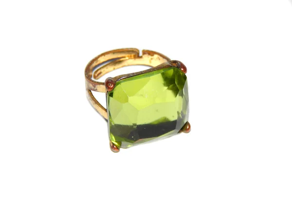 Gouden ring met een groene steen — Stockfoto