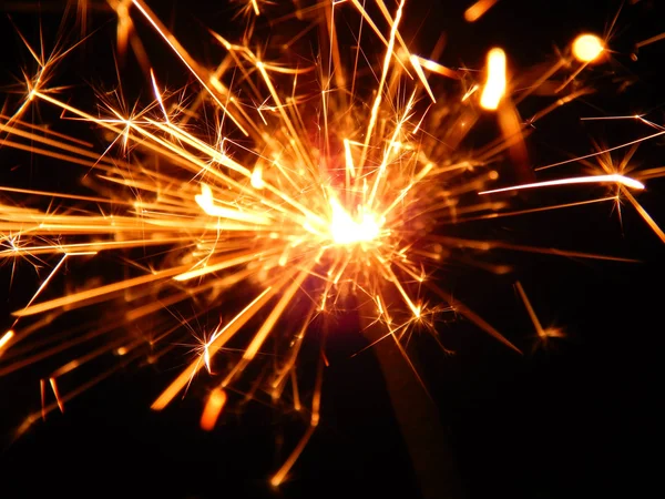 Sparklers contra um fundo preto — Fotografia de Stock