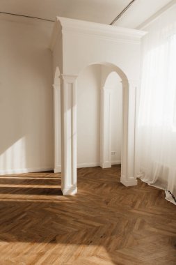 Minimalist mimari kavramı gerçek beyaz klasik sütunlar ve içinde Yunan tarzı duvar, ahşap paneller sütunlar