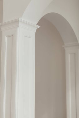 Minimalist mimari kavramı gerçek beyaz klasik sütunlar ve içinde Yunan tarzı duvar, ahşap paneller sütunlar