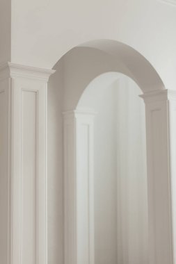 Minimalist mimari kavramı gerçek beyaz klasik sütunlar ve içinde Yunan tarzı duvar, ahşap paneller sütunlar