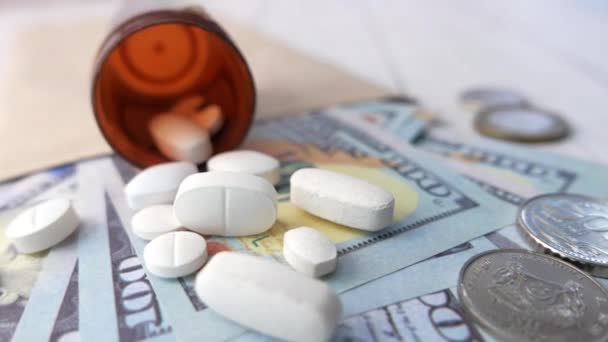 Concept de coût des soins de santé avec nous dollar, récipient et pilules sur la table — Video