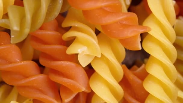 Verschiedene Arten und Formen trockener italienischer Pasta in einer Schüssel. — Stockvideo