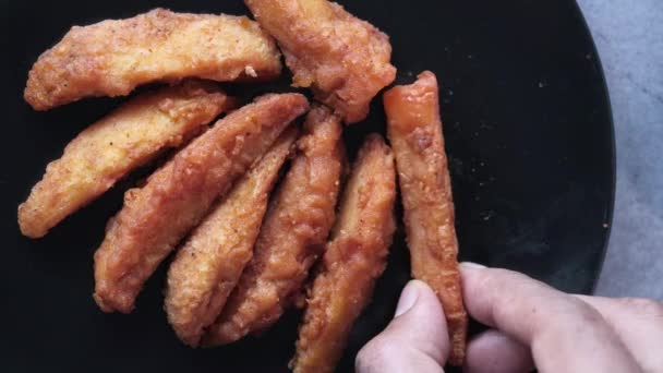 Κορυφαία άποψη των γυναικών χέρι τρώει σφήνες πατάτας. — Αρχείο Βίντεο