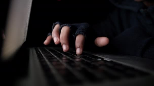 Хакерська рука краде дані з ноутбука зверху вниз — стокове відео