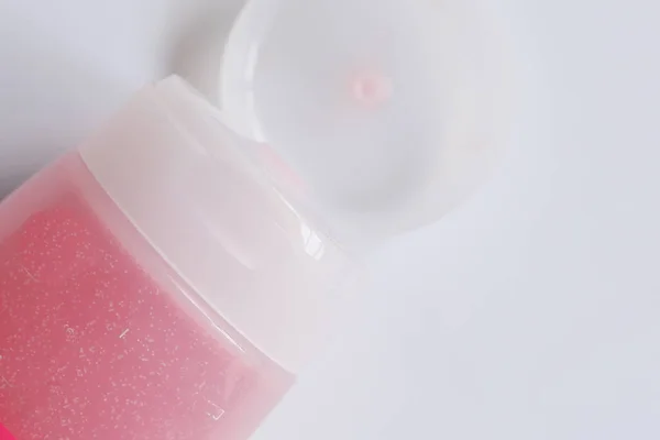 Close up de cor rosa rosto lavar sabão em um recipiente — Fotografia de Stock