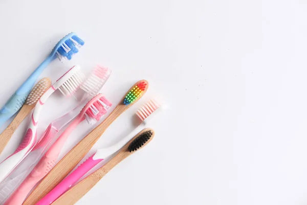 Coloridos cepillos de dientes ion fondo blanco con espacio de copia — Foto de Stock