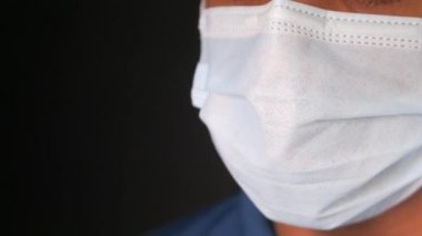 Siyah maskeli adama yaklaş. 