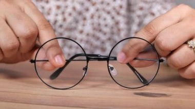 Klasik gözlük tutan kadınların el kameralarına yakın çekim