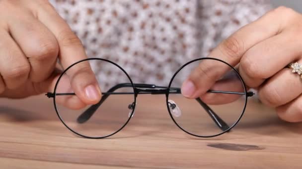 Close up de mulheres mão segurando óculos clássicos — Vídeo de Stock