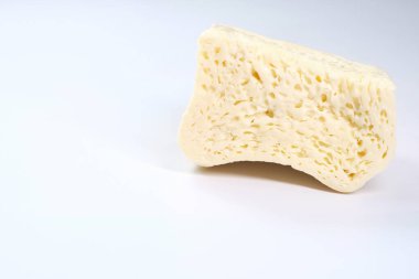 Beyaz arkaplandaki taze peyniri kapat.