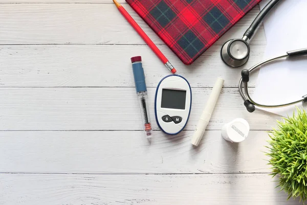 Ferramentas de medição do diabético e caneta de insulina na mesa — Fotografia de Stock