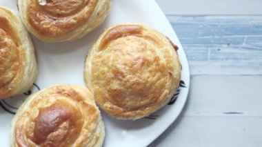 Masadaki elle seçilen köftelerin üst görünümü .