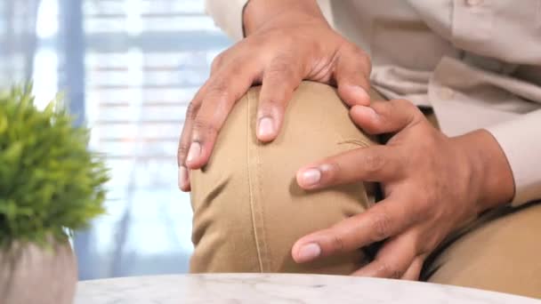 Tæt på mand, der lider knæ ledsmerter – Stock-video