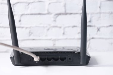 Beyaz arkaplanda kablosuz internet yönlendirici.