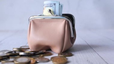 Beyaz arka planda 100 dolar nakit. 