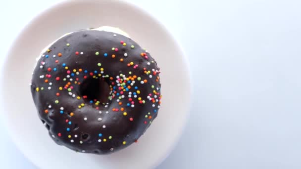 Pilha de donuts de chocolate na placa com espaço de cópia — Vídeo de Stock