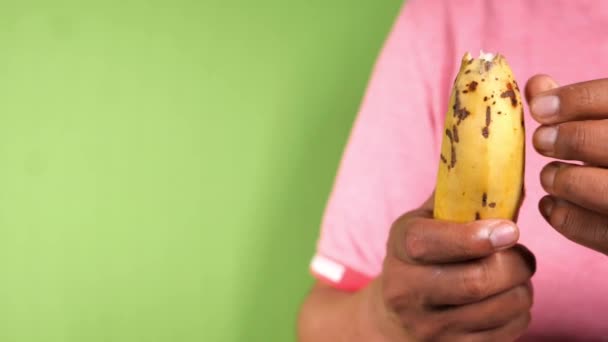 Mano sosteniendo plátano amarillo con piel pelada en pantalla verde , — Vídeos de Stock