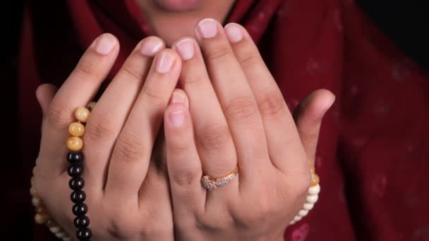 Крупним планом мусульманські жінки моляться в Рамадані — стокове відео