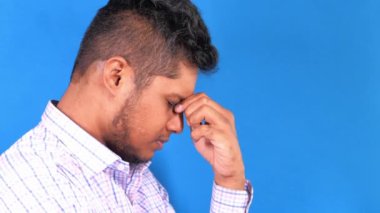 Bunalımlı adam kendini hasta hissediyor ve maddi sorunları için endişeli.