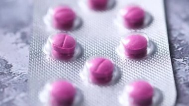 Masadaki pembe renkli kabarcık paketini kapat 