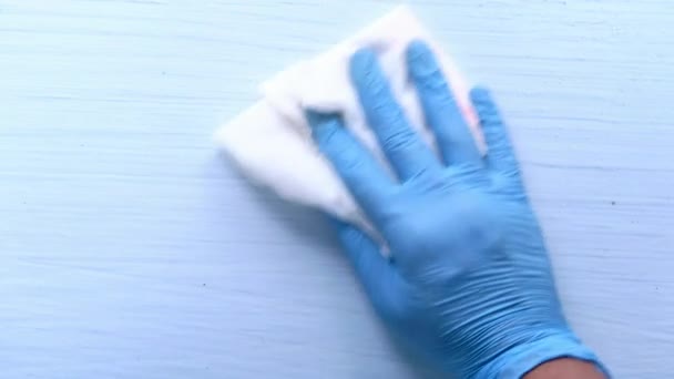 Mano en guantes de goma azul mesa de limpieza con paño — Vídeos de Stock