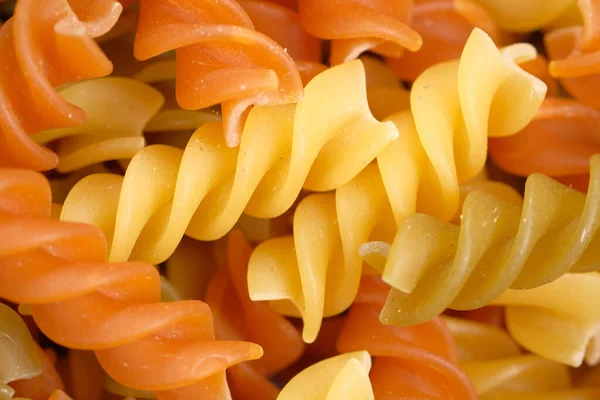 Varietà di tipi e forme di pasta secca italiana in una ciotola. — Foto Stock