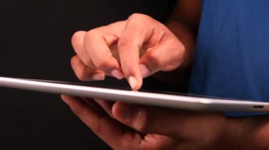  adam eli siyah arkaplanda dijital tablet kullanıyor 