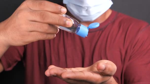 Κλείσιμο του χεριού νεαρός άνδρας χρησιμοποιώντας τζελ απολυμαντικό για την πρόληψη του ιού — Αρχείο Βίντεο