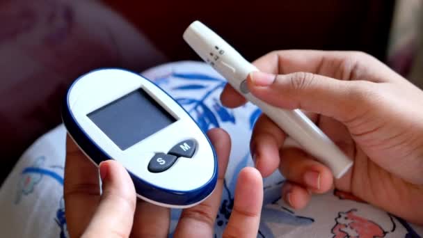 Herramientas de medición diabética de la mano de las mujeres, visión trasera — Vídeos de Stock