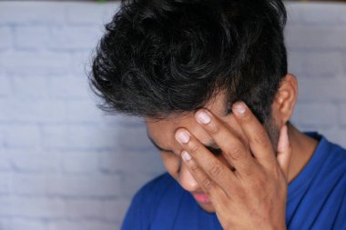 Üzüntülü adamın yüzünü ellerinle kapat..