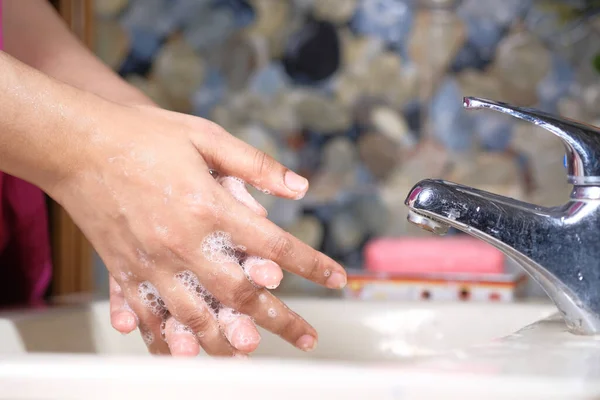 Vista posterior de las mujeres lavándose las manos con agua tibia jabón —  Fotos de Stock
