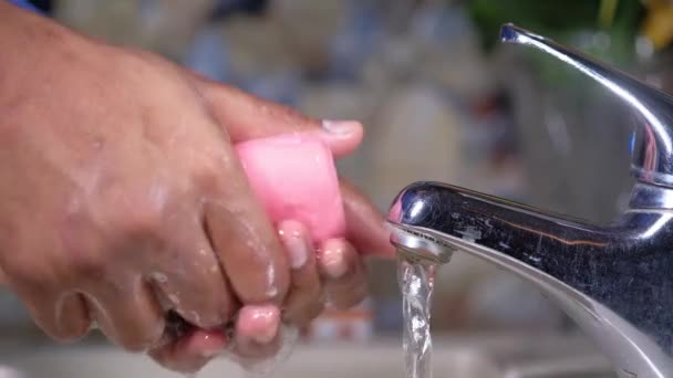 年轻人用肥皂温水洗手 — 图库视频影像