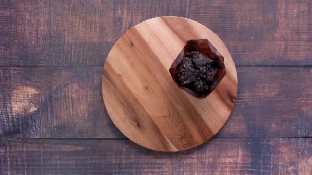 Pohled shora na osobu, jak dává muffiny na stůl — Stock video